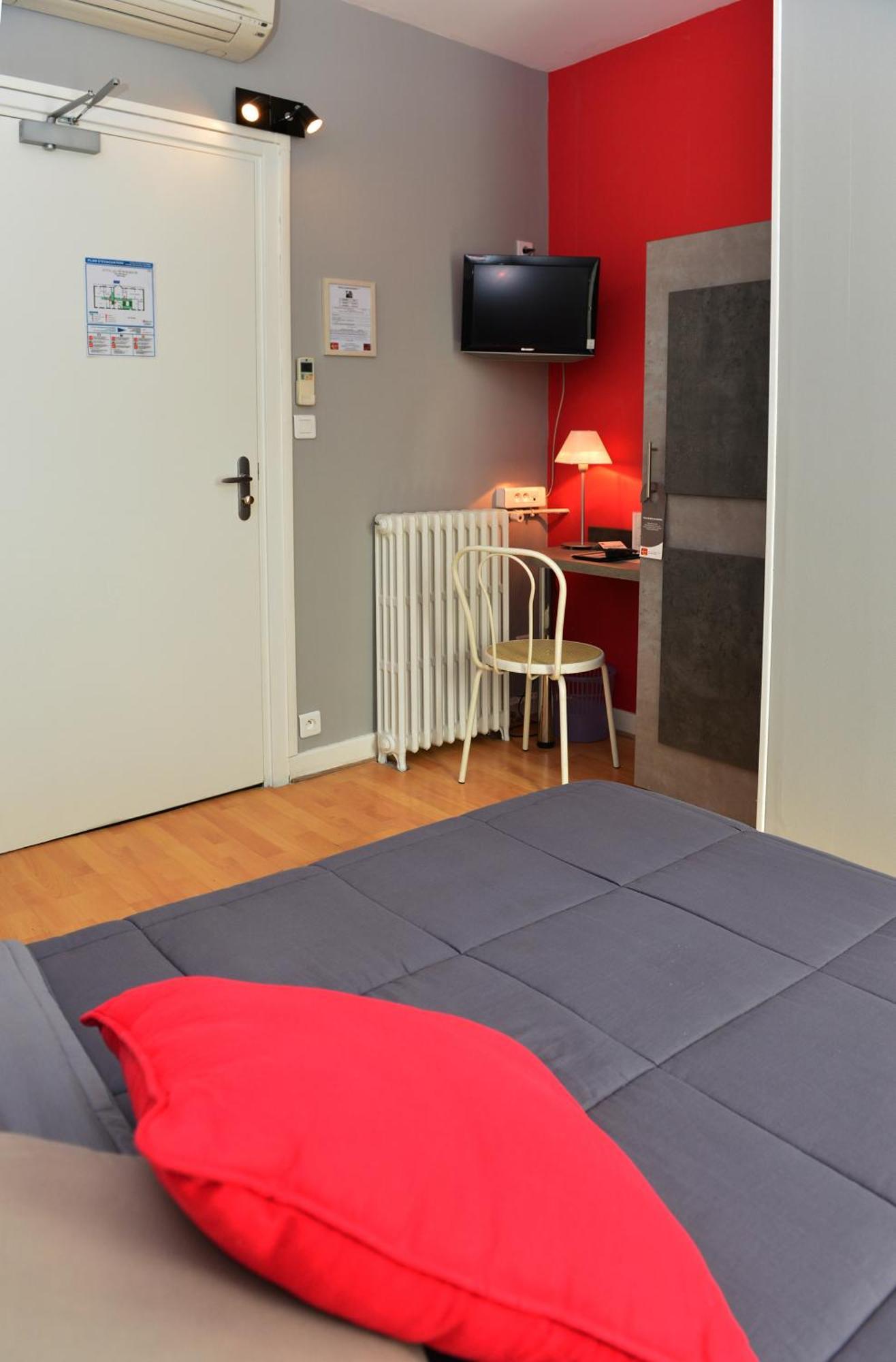 Hotel La Croix Blanche Tarbes Phòng bức ảnh